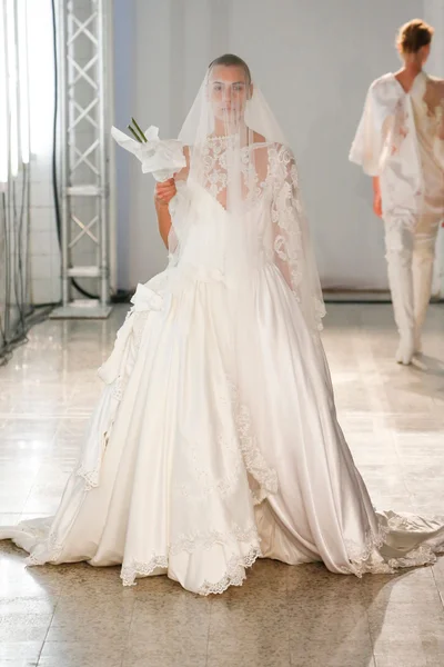Look 16